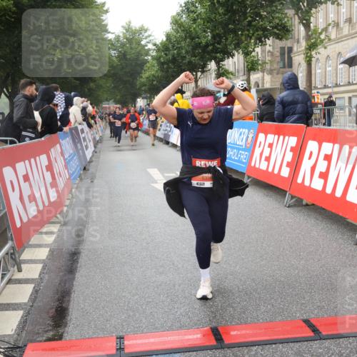 14.06.2026 - REWE Women's Run Strokosch-Dieckow http://msf.ph/oto/9773233 14.06.2026 11:09:02 Ziel 5073, 5135, 5271, 5338, 5758, 5947, 6039 meine-sportfotos.de