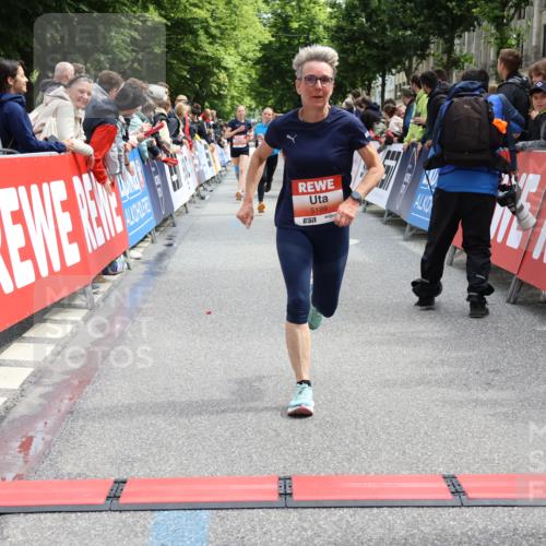 14.06.2026 - REWE Women's Run Strokosch-Dieckow http://msf.ph/oto/9773235 14.06.2026 10:54:48 Ziel 5189, 5516, 5707, 5715 meine-sportfotos.de