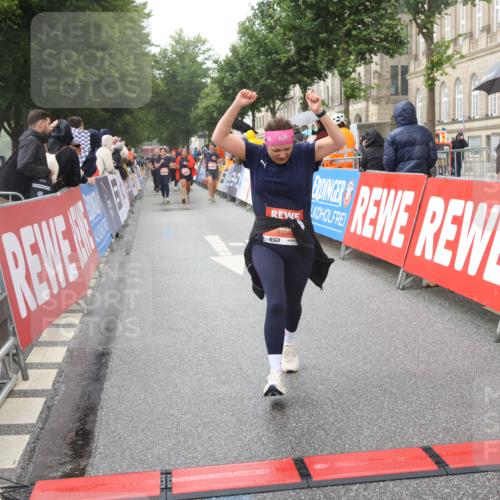 14.06.2026 - REWE Women's Run Strokosch-Dieckow http://msf.ph/oto/9773255 14.06.2026 11:09:02 Ziel 5073, 5135, 5271, 5338, 5758, 5947, 6039 meine-sportfotos.de