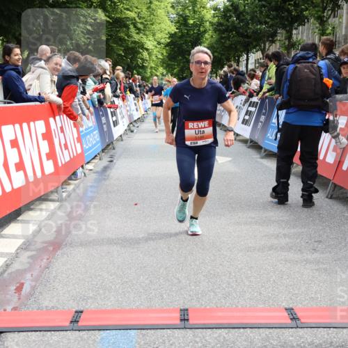 14.06.2026 - REWE Women's Run Strokosch-Dieckow http://msf.ph/oto/9773272 14.06.2026 10:54:48 Ziel 5189, 5516, 5707, 5715 meine-sportfotos.de