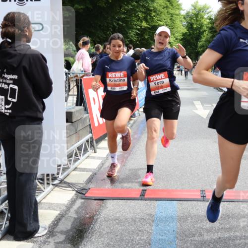 14.06.2026 - REWE Women's Run Strokosch-Dieckow http://msf.ph/oto/9773334 14.06.2026 10:54:40 Ziel 5434, 5516, 5715, 10728 meine-sportfotos.de