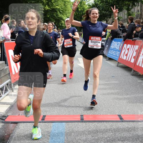 14.06.2026 - REWE Women's Run Strokosch-Dieckow http://msf.ph/oto/9773347 14.06.2026 10:54:39 Ziel 5051, 5434, 5516, 5715, 10728 meine-sportfotos.de