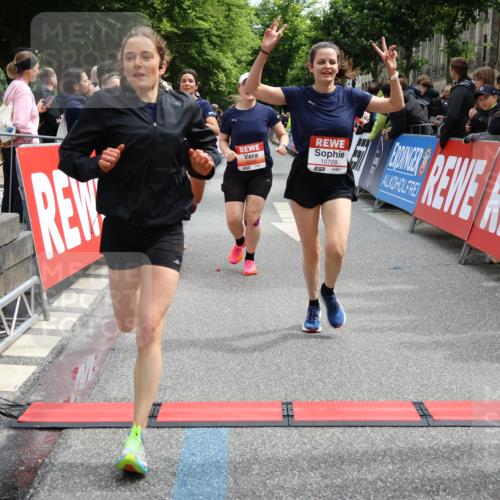 14.06.2026 - REWE Women's Run Strokosch-Dieckow http://msf.ph/oto/9773371 14.06.2026 10:54:39 Ziel 5051, 5434, 5516, 5715, 10728 meine-sportfotos.de