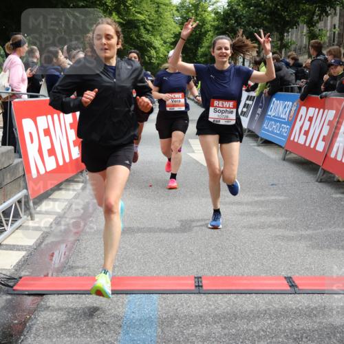 14.06.2026 - REWE Women's Run Strokosch-Dieckow http://msf.ph/oto/9773381 14.06.2026 10:54:39 Ziel 5051, 5434, 5516, 5715, 10728 meine-sportfotos.de