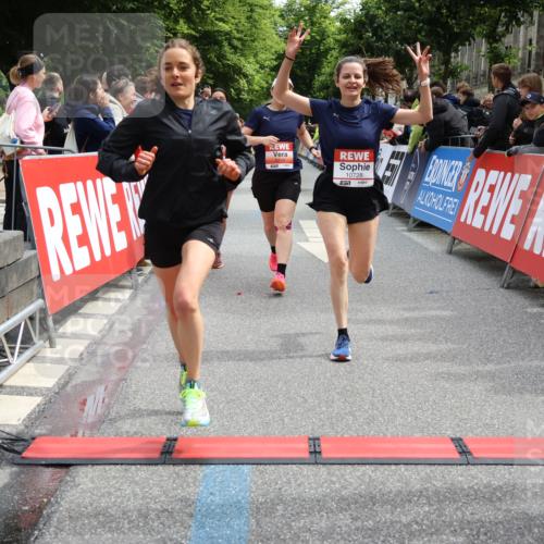 14.06.2026 - REWE Women's Run Strokosch-Dieckow http://msf.ph/oto/9773393 14.06.2026 10:54:39 Ziel 5051, 5434, 5516, 5715, 10728 meine-sportfotos.de