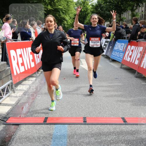 14.06.2026 - REWE Women's Run Strokosch-Dieckow http://msf.ph/oto/9773406 14.06.2026 10:54:39 Ziel 5051, 5434, 5516, 5715, 10728 meine-sportfotos.de