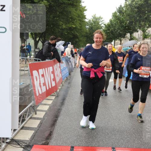 14.06.2026 - REWE Women's Run Strokosch-Dieckow http://msf.ph/oto/9773413 14.06.2026 11:08:51 Ziel 5186, 5187, 5224, 5232, 5235, 5318, 5413, 5593, 5614, 5758, 5779, 6014 meine-sportfotos.de