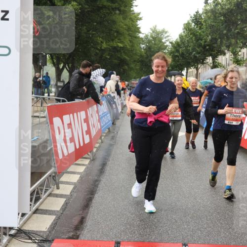 14.06.2026 - REWE Women's Run Strokosch-Dieckow http://msf.ph/oto/9773424 14.06.2026 11:08:51 Ziel 5186, 5187, 5224, 5232, 5235, 5318, 5413, 5593, 5614, 5758, 5779, 6014 meine-sportfotos.de