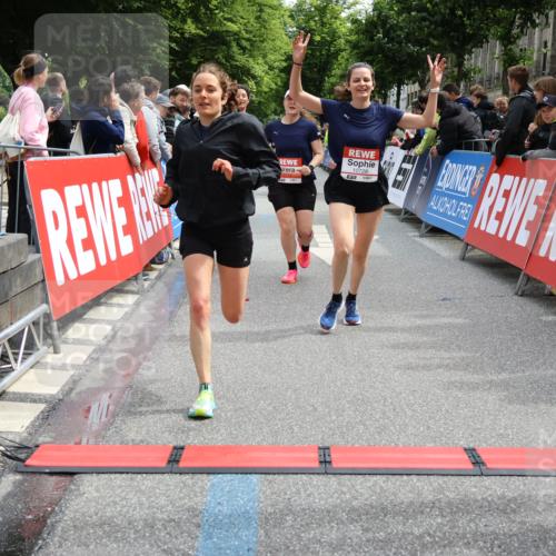 14.06.2026 - REWE Women's Run Strokosch-Dieckow http://msf.ph/oto/9773429 14.06.2026 10:54:38 Ziel 5051, 5434, 5516, 5715, 10728 meine-sportfotos.de