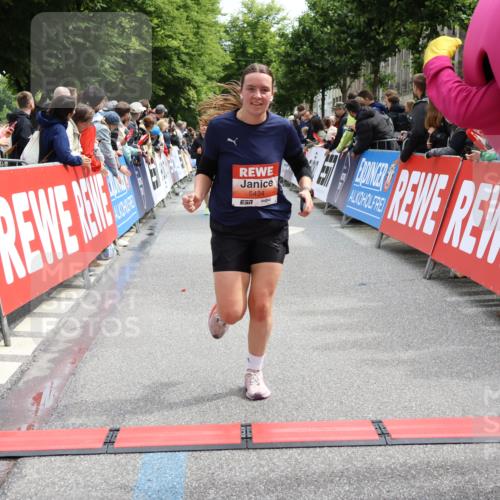 14.06.2026 - REWE Women's Run Strokosch-Dieckow http://msf.ph/oto/9773453 14.06.2026 10:54:36 Ziel 5051, 5380, 5434, 5516, 5715, 10728 meine-sportfotos.de