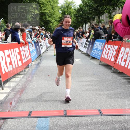 14.06.2026 - REWE Women's Run Strokosch-Dieckow http://msf.ph/oto/9773478 14.06.2026 10:54:36 Ziel 5051, 5380, 5434, 5516, 5715, 10728 meine-sportfotos.de