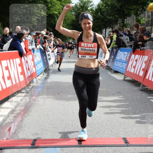14.06.2026 - REWE Women's Run Strokosch-Dieckow http://msf.ph/oto/9773582 14.06.2026 10:54:29 Ziel 5051, 5380 meine-sportfotos.de