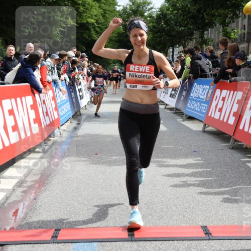14.06.2026 - REWE Women's Run Strokosch-Dieckow http://msf.ph/oto/9773593 14.06.2026 10:54:29 Ziel 5051, 5380 meine-sportfotos.de