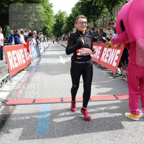 14.06.2026 - REWE Women's Run Strokosch-Dieckow http://msf.ph/oto/9773653 14.06.2026 10:54:16 Ziel 5477, 5652 meine-sportfotos.de