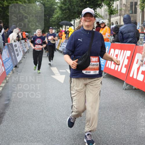 14.06.2026 - REWE Women's Run Strokosch-Dieckow http://msf.ph/oto/9773659 14.06.2026 11:08:41 Ziel 5224, 5235, 5414, 5596, 5851, 5852, 5994 meine-sportfotos.de