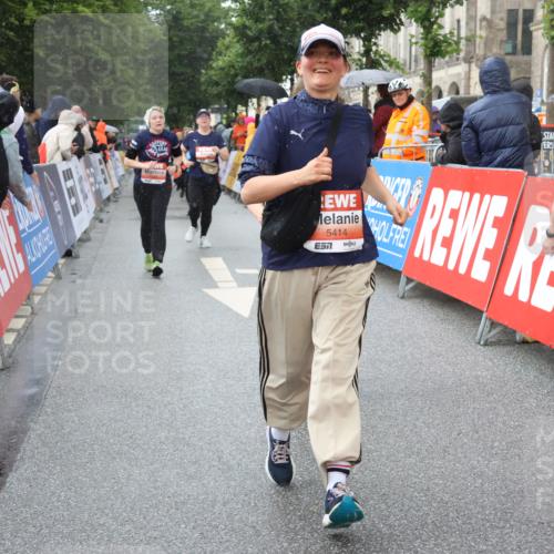 14.06.2026 - REWE Women's Run Strokosch-Dieckow http://msf.ph/oto/9773681 14.06.2026 11:08:41 Ziel 5224, 5235, 5414, 5596, 5851, 5852, 5994 meine-sportfotos.de