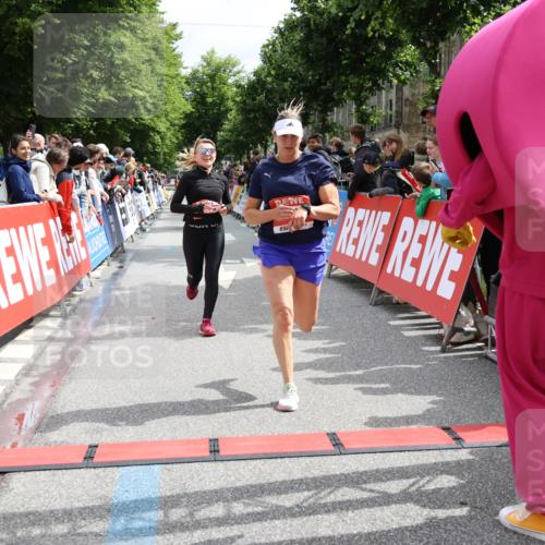 14.06.2026 - REWE Women's Run Strokosch-Dieckow http://msf.ph/oto/9773745 14.06.2026 10:54:15 Ziel 5477, 5652 meine-sportfotos.de