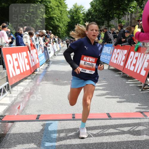 14.06.2026 - REWE Women's Run Strokosch-Dieckow http://msf.ph/oto/9773781 14.06.2026 10:54:06 Ziel 5164, 5860, 5975 meine-sportfotos.de