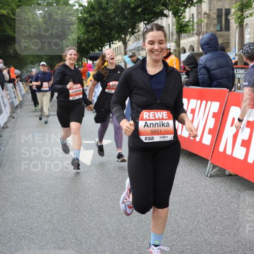 14.06.2026 - REWE Women's Run Strokosch-Dieckow http://msf.ph/oto/9773788 14.06.2026 11:08:35 Ziel 5175, 5296, 5411, 5459, 5851, 5852, 5875, 5900, 5931, 5949, 5994 meine-sportfotos.de