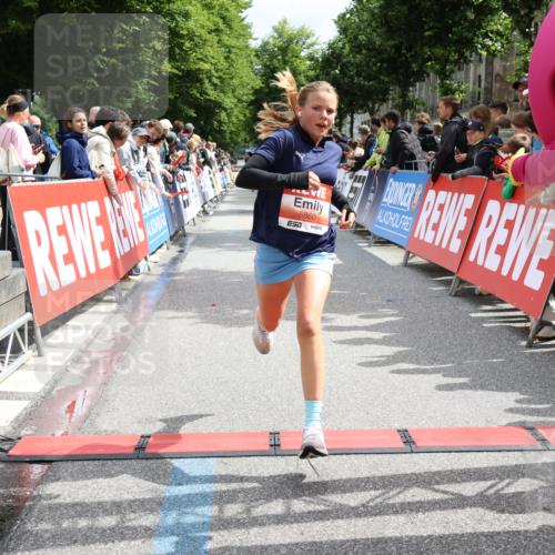 14.06.2026 - REWE Women's Run Strokosch-Dieckow http://msf.ph/oto/9773803 14.06.2026 10:54:06 Ziel 5164, 5860, 5975 meine-sportfotos.de