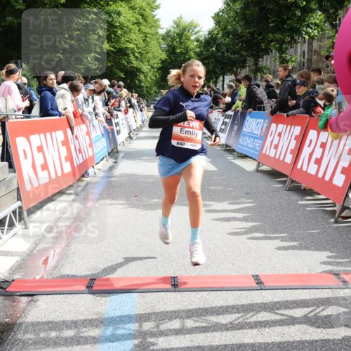 14.06.2026 - REWE Women's Run Strokosch-Dieckow http://msf.ph/oto/9773815 14.06.2026 10:54:06 Ziel 5164, 5860, 5975 meine-sportfotos.de