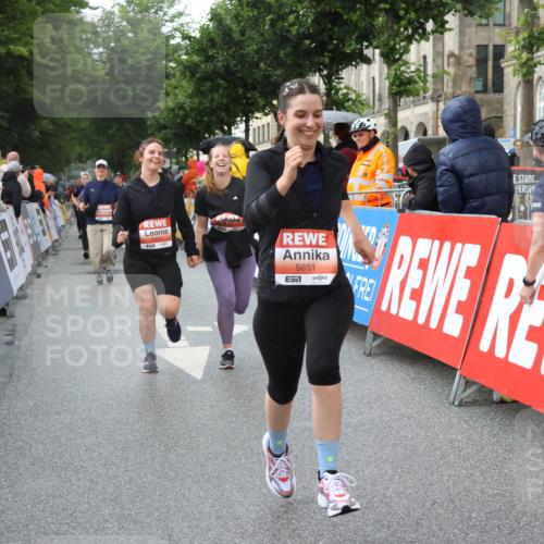 14.06.2026 - REWE Women's Run Strokosch-Dieckow http://msf.ph/oto/9773817 14.06.2026 11:08:35 Ziel 5175, 5296, 5411, 5459, 5851, 5852, 5875, 5900, 5931, 5949, 5994 meine-sportfotos.de