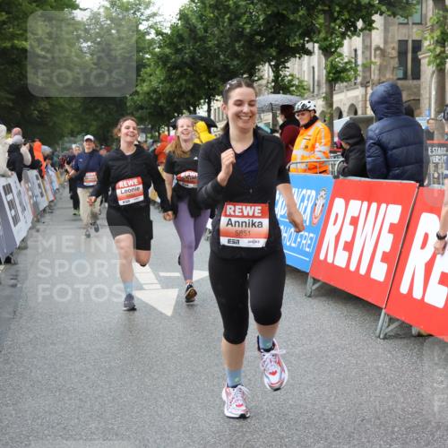 14.06.2026 - REWE Women's Run Strokosch-Dieckow http://msf.ph/oto/9773825 14.06.2026 11:08:35 Ziel 5175, 5296, 5411, 5459, 5851, 5852, 5875, 5900, 5931, 5949, 5994 meine-sportfotos.de