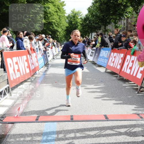 14.06.2026 - REWE Women's Run Strokosch-Dieckow http://msf.ph/oto/9773826 14.06.2026 10:54:06 Ziel 5164, 5860, 5975 meine-sportfotos.de