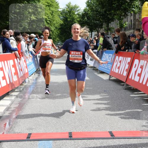 14.06.2026 - REWE Women's Run Strokosch-Dieckow http://msf.ph/oto/9773921 14.06.2026 10:53:59 Ziel 5164, 5975 meine-sportfotos.de