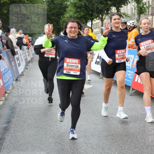14.06.2026 - REWE Women's Run Strokosch-Dieckow http://msf.ph/oto/9773923 14.06.2026 11:08:29 Ziel 5175, 5201, 5253, 5296, 5411, 5459, 5597, 5807, 5875, 5900, 5931, 5949 meine-sportfotos.de