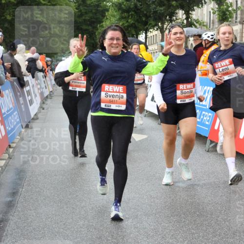 14.06.2026 - REWE Women's Run Strokosch-Dieckow http://msf.ph/oto/9773934 14.06.2026 11:08:29 Ziel 5175, 5201, 5253, 5296, 5411, 5459, 5597, 5807, 5875, 5900, 5931, 5949 meine-sportfotos.de