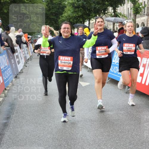 14.06.2026 - REWE Women's Run Strokosch-Dieckow http://msf.ph/oto/9773976 14.06.2026 11:08:29 Ziel 5175, 5201, 5253, 5296, 5411, 5459, 5597, 5807, 5875, 5900, 5931, 5949 meine-sportfotos.de