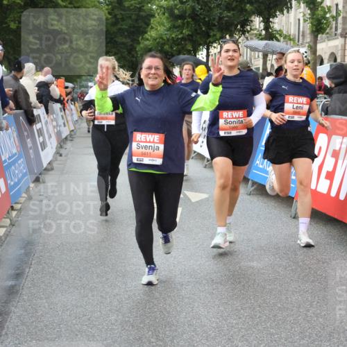14.06.2026 - REWE Women's Run Strokosch-Dieckow http://msf.ph/oto/9773990 14.06.2026 11:08:29 Ziel 5175, 5201, 5253, 5296, 5411, 5459, 5597, 5807, 5875, 5900, 5931, 5949 meine-sportfotos.de
