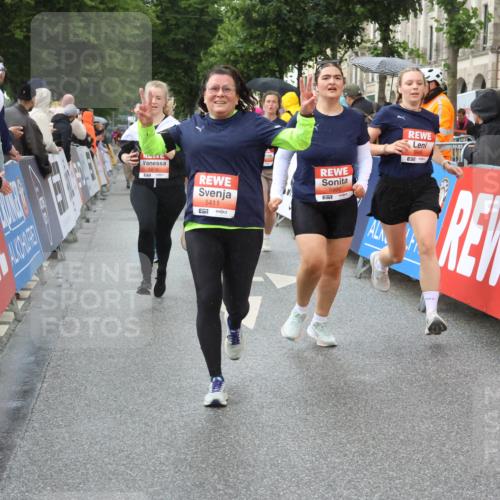 14.06.2026 - REWE Women's Run Strokosch-Dieckow http://msf.ph/oto/9774002 14.06.2026 11:08:29 Ziel 5175, 5201, 5253, 5296, 5411, 5459, 5597, 5807, 5875, 5900, 5931, 5949 meine-sportfotos.de