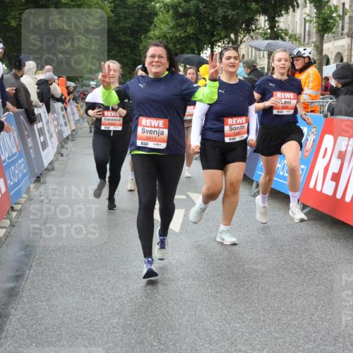 14.06.2026 - REWE Women's Run Strokosch-Dieckow http://msf.ph/oto/9774015 14.06.2026 11:08:29 Ziel 5175, 5201, 5253, 5296, 5411, 5459, 5597, 5807, 5875, 5900, 5931, 5949 meine-sportfotos.de