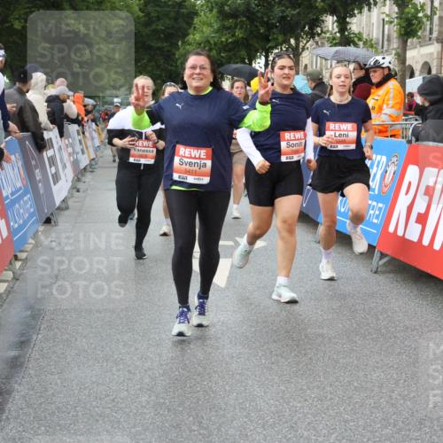 14.06.2026 - REWE Women's Run Strokosch-Dieckow http://msf.ph/oto/9774028 14.06.2026 11:08:28 Ziel 5175, 5201, 5253, 5296, 5411, 5459, 5597, 5807, 5875, 5900, 5931, 5949 meine-sportfotos.de
