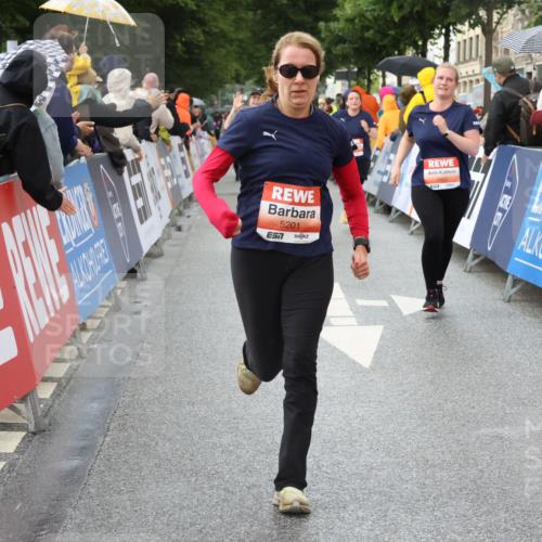 14.06.2026 - REWE Women's Run Strokosch-Dieckow http://msf.ph/oto/9774171 14.06.2026 11:08:21 Ziel 5016, 5018, 5019, 5201, 5206, 5478, 5807 meine-sportfotos.de