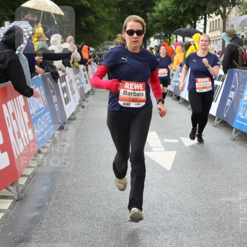 14.06.2026 - REWE Women's Run Strokosch-Dieckow http://msf.ph/oto/9774183 14.06.2026 11:08:21 Ziel 5016, 5018, 5019, 5201, 5206, 5478, 5807 meine-sportfotos.de