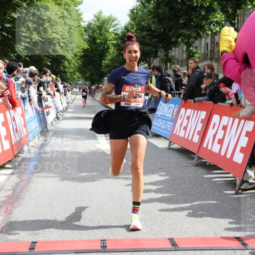 14.06.2026 - REWE Women's Run Strokosch-Dieckow http://msf.ph/oto/9774191 14.06.2026 10:53:38 Ziel 5026, 5109 meine-sportfotos.de
