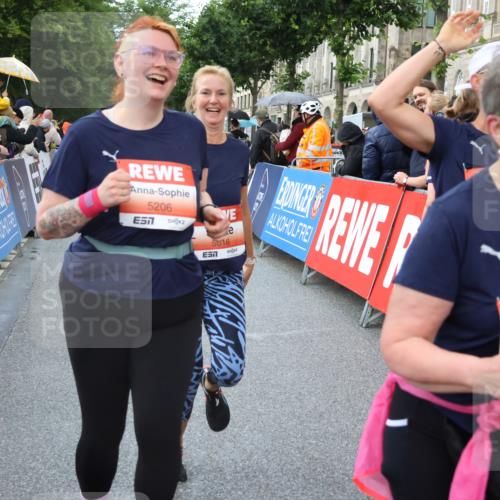 14.06.2026 - REWE Women's Run Strokosch-Dieckow http://msf.ph/oto/9774203 14.06.2026 11:08:19 Ziel 5016, 5018, 5019, 5201, 5206, 5478, 5807 meine-sportfotos.de