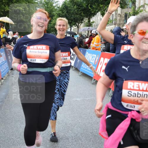 14.06.2026 - REWE Women's Run Strokosch-Dieckow http://msf.ph/oto/9774225 14.06.2026 11:08:18 Ziel 5016, 5018, 5019, 5201, 5206, 5478 meine-sportfotos.de