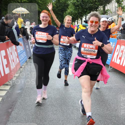 14.06.2026 - REWE Women's Run Strokosch-Dieckow http://msf.ph/oto/9774239 14.06.2026 11:08:17 Ziel 5016, 5018, 5019, 5201, 5206, 5478 meine-sportfotos.de