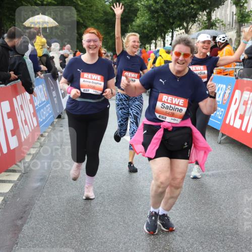 14.06.2026 - REWE Women's Run Strokosch-Dieckow http://msf.ph/oto/9774266 14.06.2026 11:08:17 Ziel 5016, 5018, 5019, 5201, 5206, 5478 meine-sportfotos.de