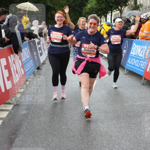 14.06.2026 - REWE Women's Run Strokosch-Dieckow http://msf.ph/oto/9774290 14.06.2026 11:08:17 Ziel 5016, 5018, 5019, 5201, 5206, 5478 meine-sportfotos.de