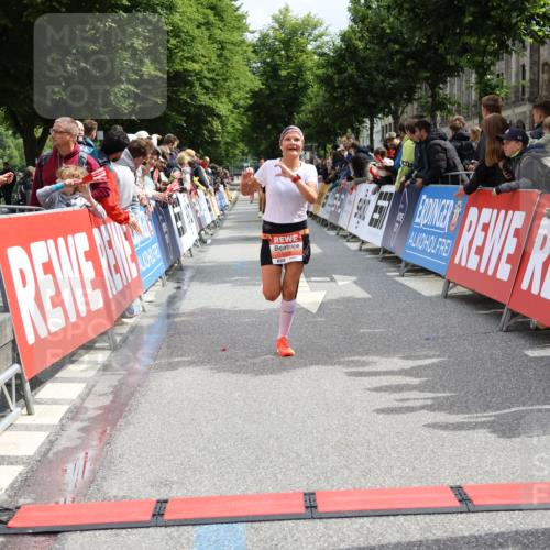 14.06.2026 - REWE Women's Run Strokosch-Dieckow http://msf.ph/oto/9774408 14.06.2026 10:53:32 Ziel 5026, 5978 meine-sportfotos.de