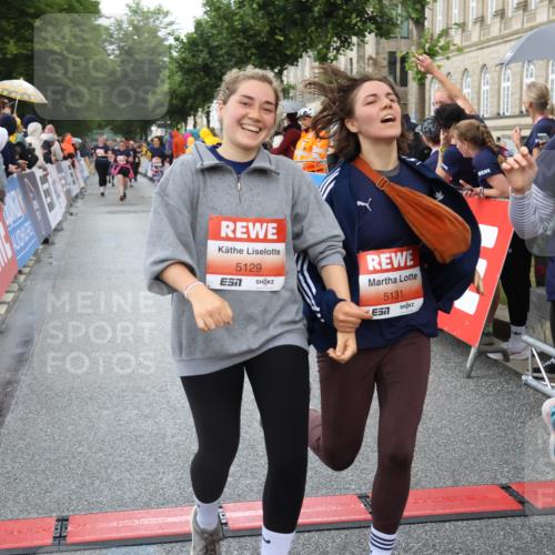14.06.2026 - REWE Women's Run Strokosch-Dieckow http://msf.ph/oto/9774425 14.06.2026 11:08:08 Ziel 5065, 5128, 5129, 5131, 5313, 5397, 5423, 5664 meine-sportfotos.de