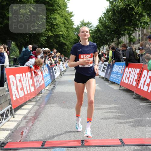 14.06.2026 - REWE Women's Run Strokosch-Dieckow http://msf.ph/oto/9774569 14.06.2026 10:53:22 Ziel 5493, 5694, 5815, 5990 meine-sportfotos.de