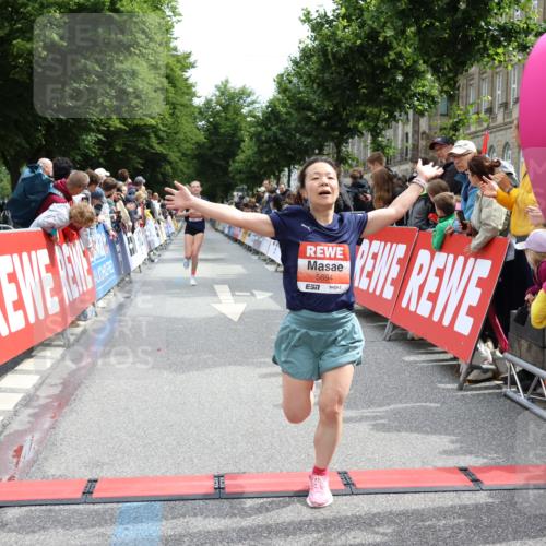 14.06.2026 - REWE Women's Run Strokosch-Dieckow http://msf.ph/oto/9774646 14.06.2026 10:53:19 Ziel 5306, 5493, 5694, 5815, 5990 meine-sportfotos.de