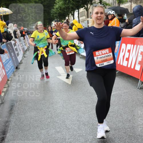 14.06.2026 - REWE Women's Run Strokosch-Dieckow http://msf.ph/oto/9774691 14.06.2026 11:08:03 Ziel 5065, 5313, 5327, 5397, 5423, 5664, 5752 meine-sportfotos.de