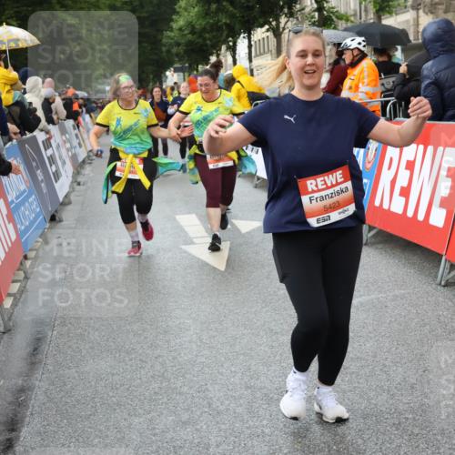 14.06.2026 - REWE Women's Run Strokosch-Dieckow http://msf.ph/oto/9774704 14.06.2026 11:08:03 Ziel 5065, 5313, 5327, 5397, 5423, 5664, 5752 meine-sportfotos.de